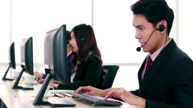 Ofiste çalışan kulaklık takan iş adamları.