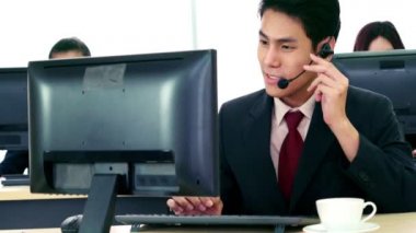 Ofiste çalışan kulaklık takan iş adamları.