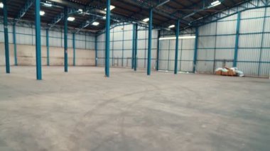 Boş depo veya fabrikanın geniş açılı görüntüsü
