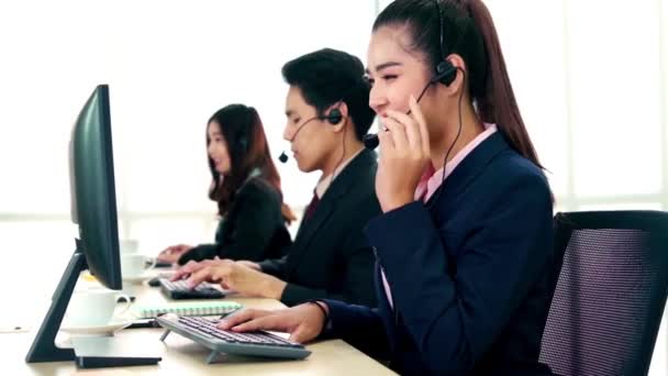 Des hommes d'affaires portant un casque qui travaillent au bureau — Video