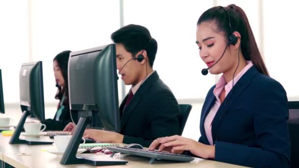 Gente de negocios con auriculares trabajando en la oficina — Vídeo de stock