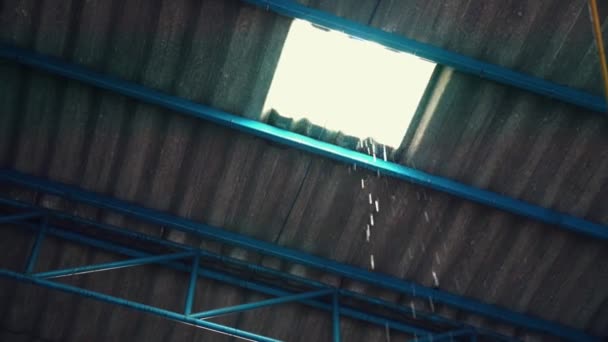 Πτώση βρόχινου νερού από διαρροή κατεστραμμένης οροφής εργοστασίου — Αρχείο Βίντεο
