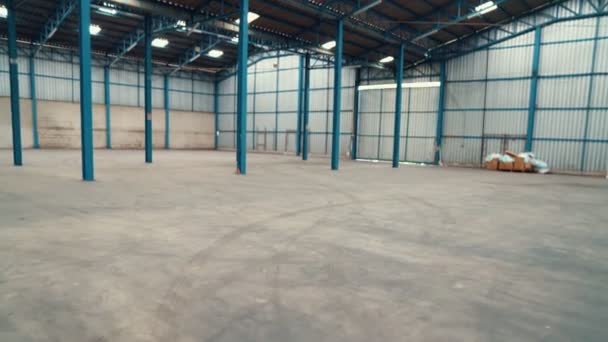 Amplia vista angular de almacén vacío o fábrica — Vídeo de stock