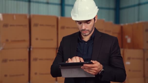 Gestionnaire d'usine utilisant un ordinateur tablette dans un entrepôt ou une usine — Video