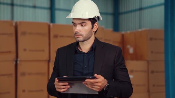 Werksleiter mit Tablet-Computer im Lager oder Werk — Stockvideo