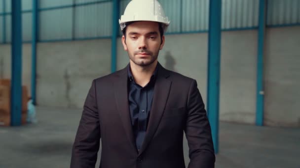 Portré magabiztos gyári menedzser viselése öltöny és biztonsági sisak — Stock videók