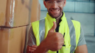 Profesyonel sanayi işçisi, fabrikada ya da depoda parmağını kaybetti.