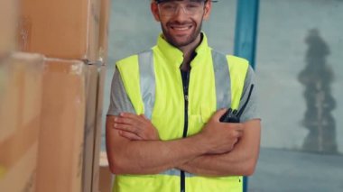 Profesyonel sanayi işçisi fabrikada ya da depoda portre kapatıyormuş.