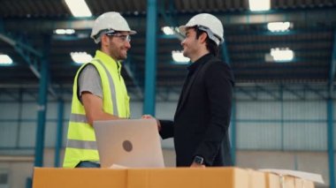Başarılı iş ortağı tokalaşması proje başarısını gösteriyor .