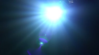 Disko için spot ışığı ya da kameraya doğru parlayan konser ışığı