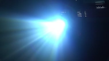 Disko için spot ışığı ya da kameraya doğru parlayan konser ışığı