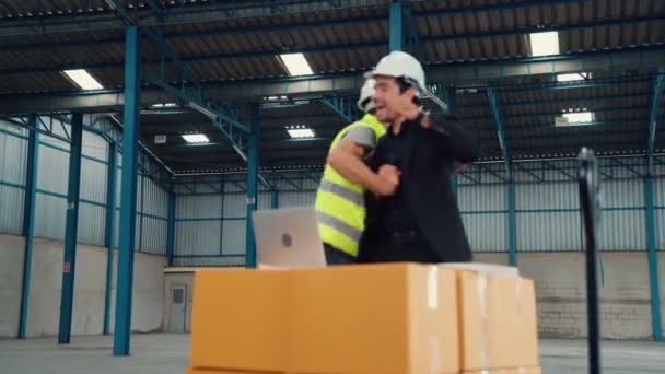 Dois trabalhadores da fábrica celebram o sucesso juntos na fábrica — Vídeo de Stock