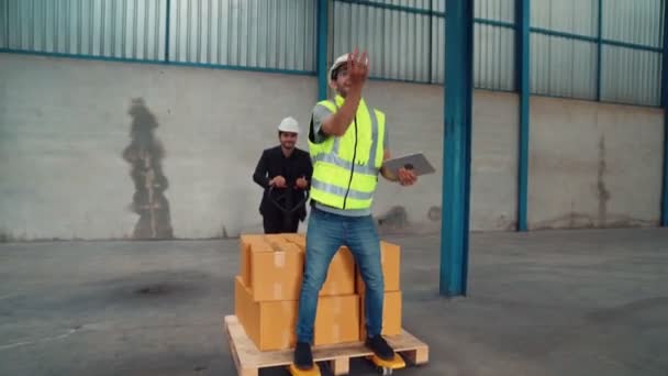 Zabawni pracownicy fabryki tańczą w fabryce — Wideo stockowe
