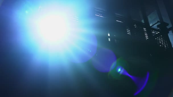 Spotlicht voor disco of concert dat recht naar de camera schijnt — Stockvideo