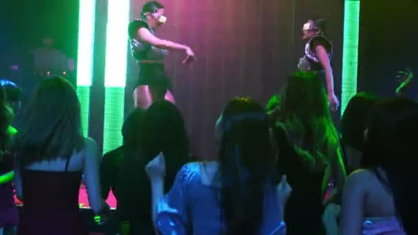 Gruppo di persone danza in discoteca night club al ritmo di musica da DJ sul palco — Video Stock