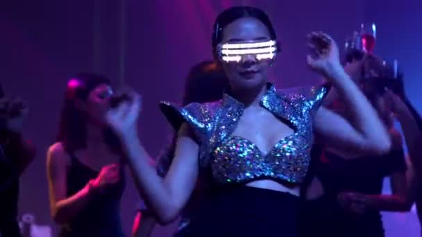 Grupo de pessoas dançam em discoteca à batida de música de DJ no palco — Vídeo de Stock