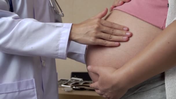 Terhes nő és nőgyógyász orvos a kórházban — Stock videók
