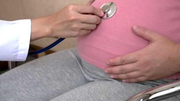 Femme enceinte et gynécologue médecin à l'hôpital — Video