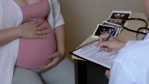 Femme enceinte et gynécologue médecin à l'hôpital — Video