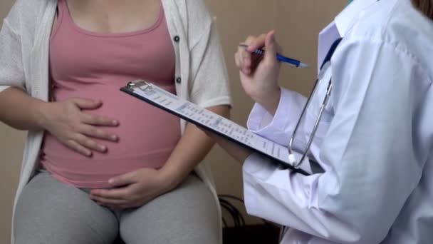 Kobieta w ciąży i lekarz ginekolog w szpitalu — Wideo stockowe