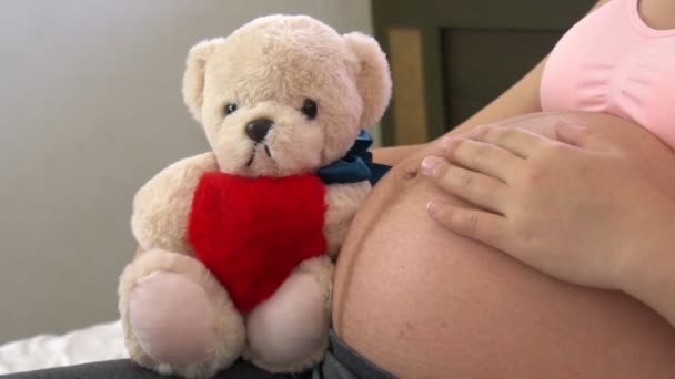 Счастливая беременная женщина и ожидающий ребенка дома. — стоковое видео