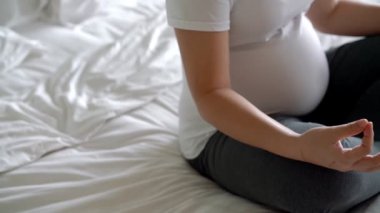 Mutlu hamile bir kadın ve evde bebek bekliyor..