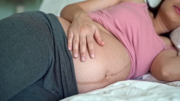 Gelukkig zwangere vrouw en verwacht baby thuis. — Stockvideo
