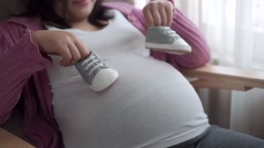 Mutlu hamile bir kadın ve evde bebek bekliyor..