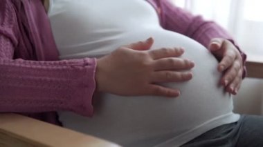 Mutlu hamile bir kadın ve evde bebek bekliyor..