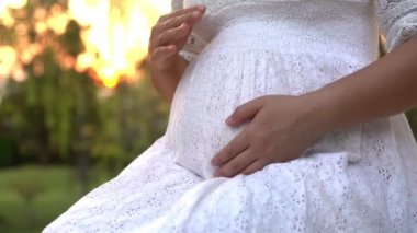 Hamile kadın bahçe evinde mutlu..