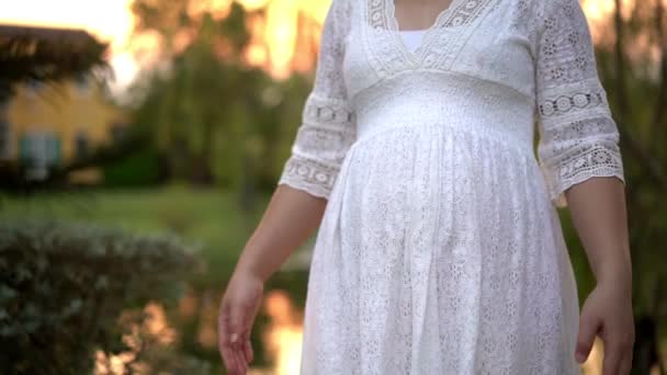 Terhes nő boldogság a kertben otthon. — Stock videók