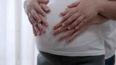 Hamile çift aşkı hisseder ve evde dinlenir..