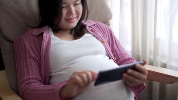 Bonne femme enceinte et attend bébé à la maison. — Video