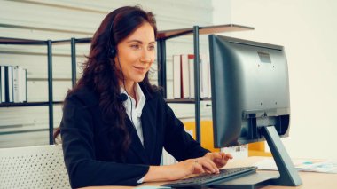 Ofiste çalışan kulaklık takan iş adamları.