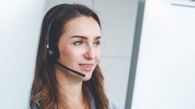 Ofiste çalışan kulaklık takan iş adamları.