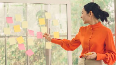 İş adamları proje planlama kurulunda çalışıyor