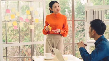 İş adamları proje planlama kurulunda çalışıyor