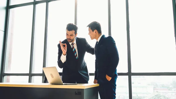 Two business people talk project strategy at office — Stock Photo, Image