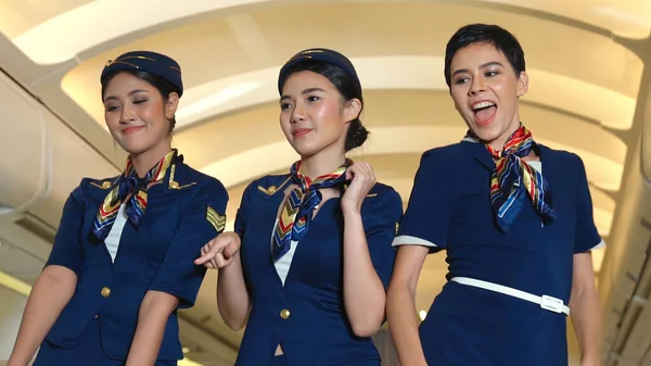 Kabin ekibi uçakta neşeyle dans ediyor.