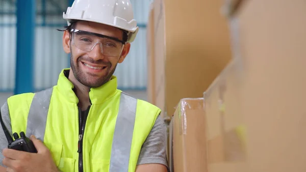 Professioneel industrieel medewerker close-up portret in fabriek of magazijn — Stockfoto