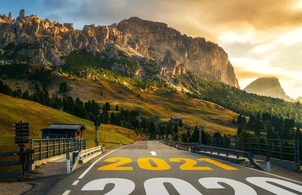 2021 Viaje por carretera de año nuevo y concepto de visión futura . — Foto de Stock