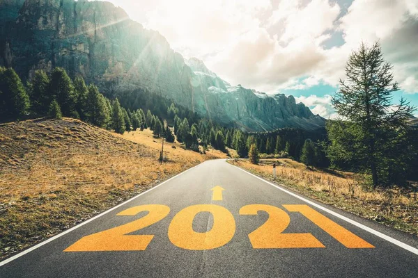 2021 Nouvel An voyage sur la route et concept de vision d'avenir . — Photo