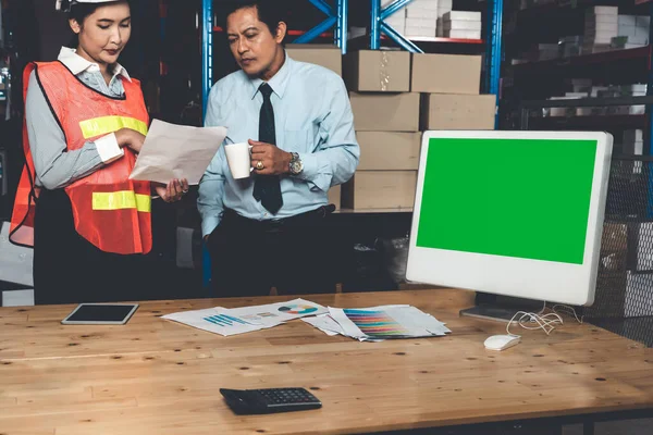 Computer with green screen display in warehouse storage room — Stock Photo, Image