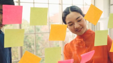 İş adamları proje planlama kurulunda çalışıyor