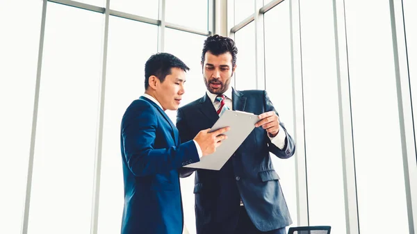 Dos empresarios hablan de estrategia de proyecto en la oficina — Foto de Stock