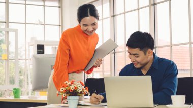 İki iş adamı ofiste proje stratejisi hakkında konuşuyor