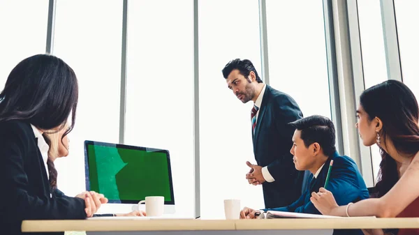 Les gens d'affaires dans la salle de conférence avec écran vert — Photo