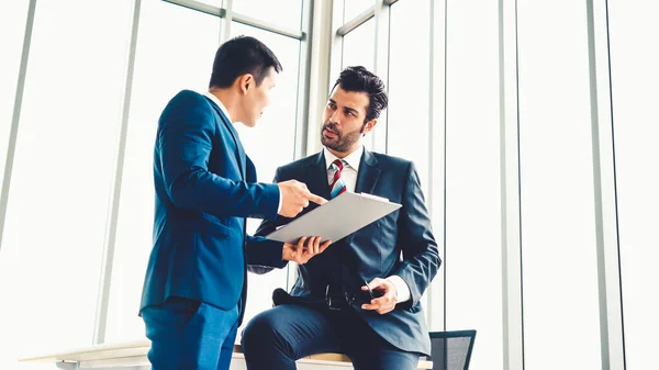 Dos empresarios hablan de estrategia de proyecto en la oficina — Foto de Stock