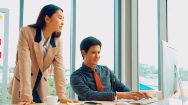 İki iş adamı ofiste proje stratejisi hakkında konuşuyor