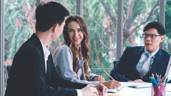 Inteligente hombre de negocios y mujer de negocios conversando en reunión de grupo —  Fotos de Stock